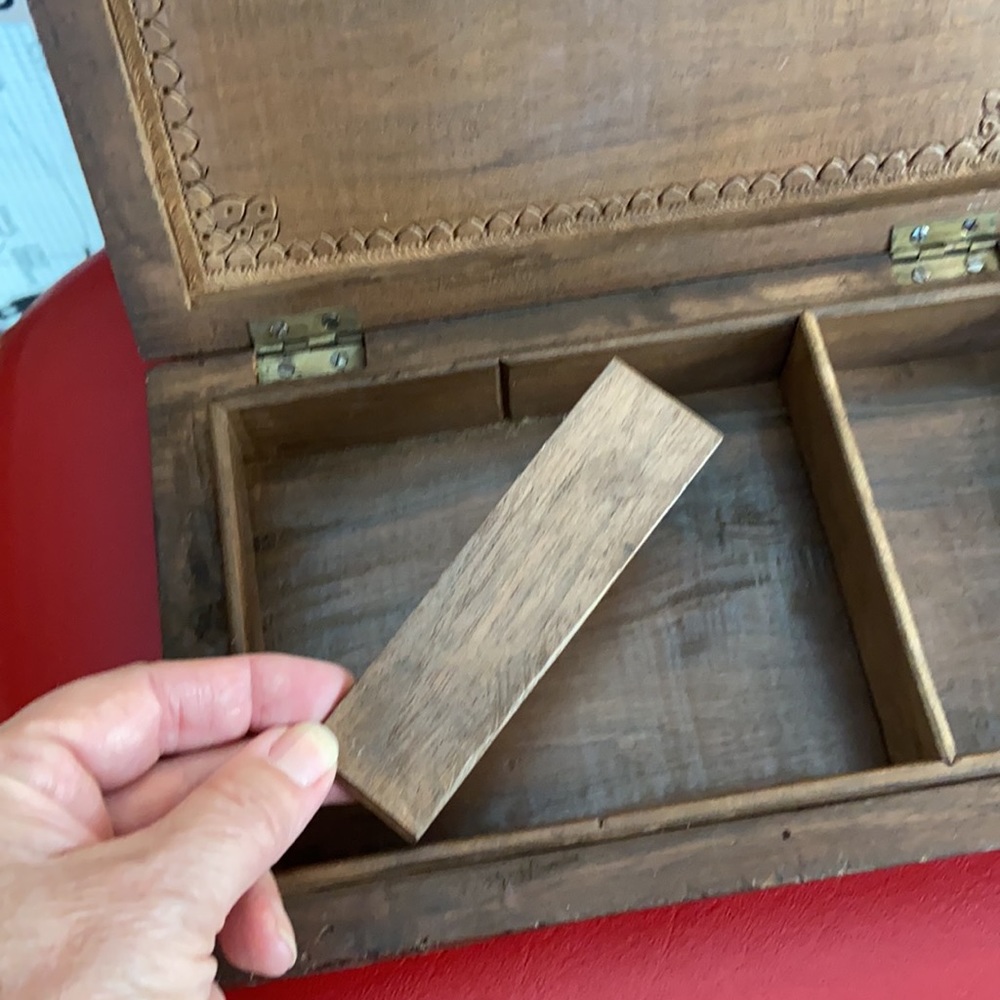 Hand carved wooden treasure jewelry box - Picture 6 of 14